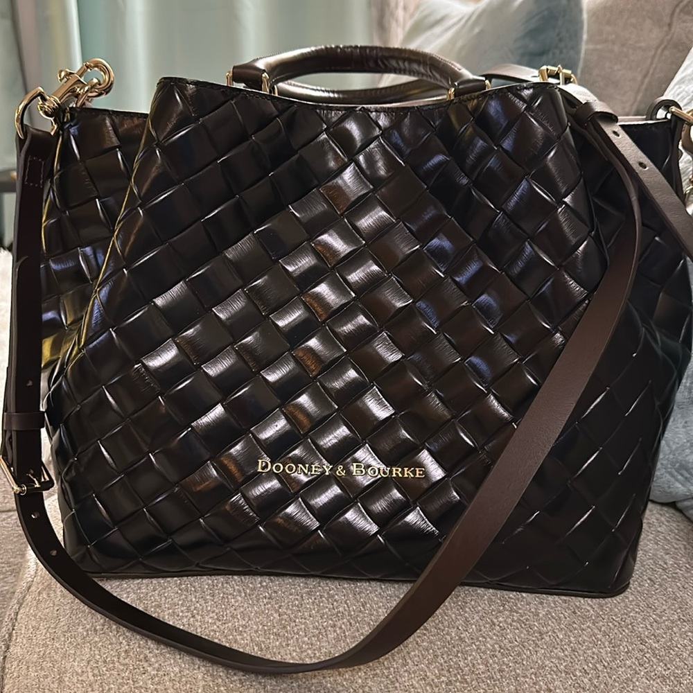 Large Dooney & Bourke Barlow bag, magnetic snaps. In pristine condition.